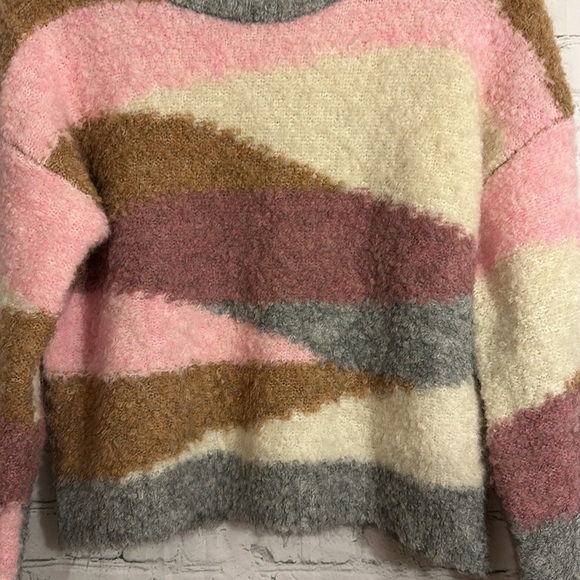 Jessica Simpson fuzzy crew neck sweater nwt - Picture 3 of 8